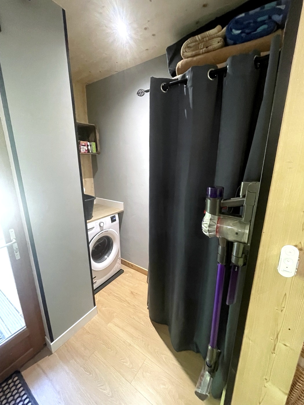 Espace buanderie avec machine à laver