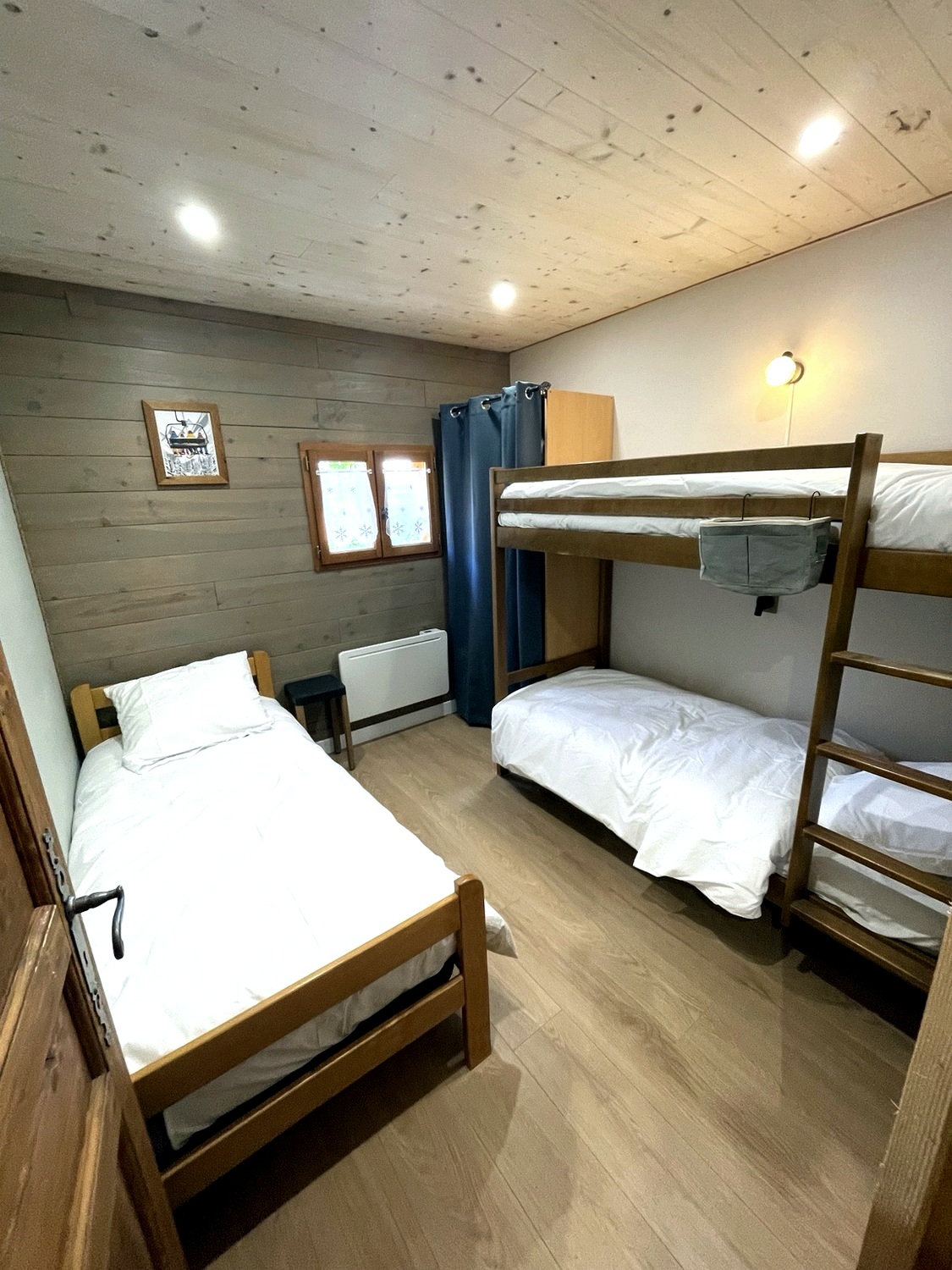 Chambre avec lits superposés et lit simple