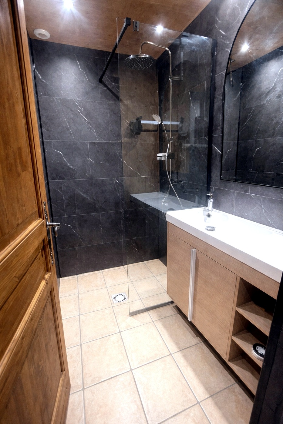 Salle de bain avec douche