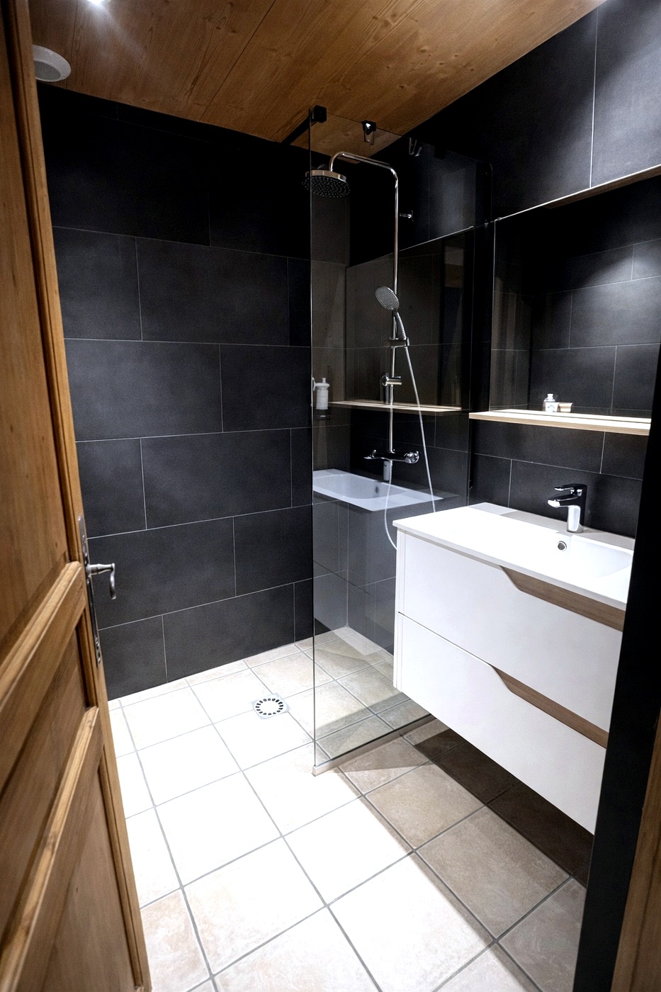 Deuxième salle de bain avec douche