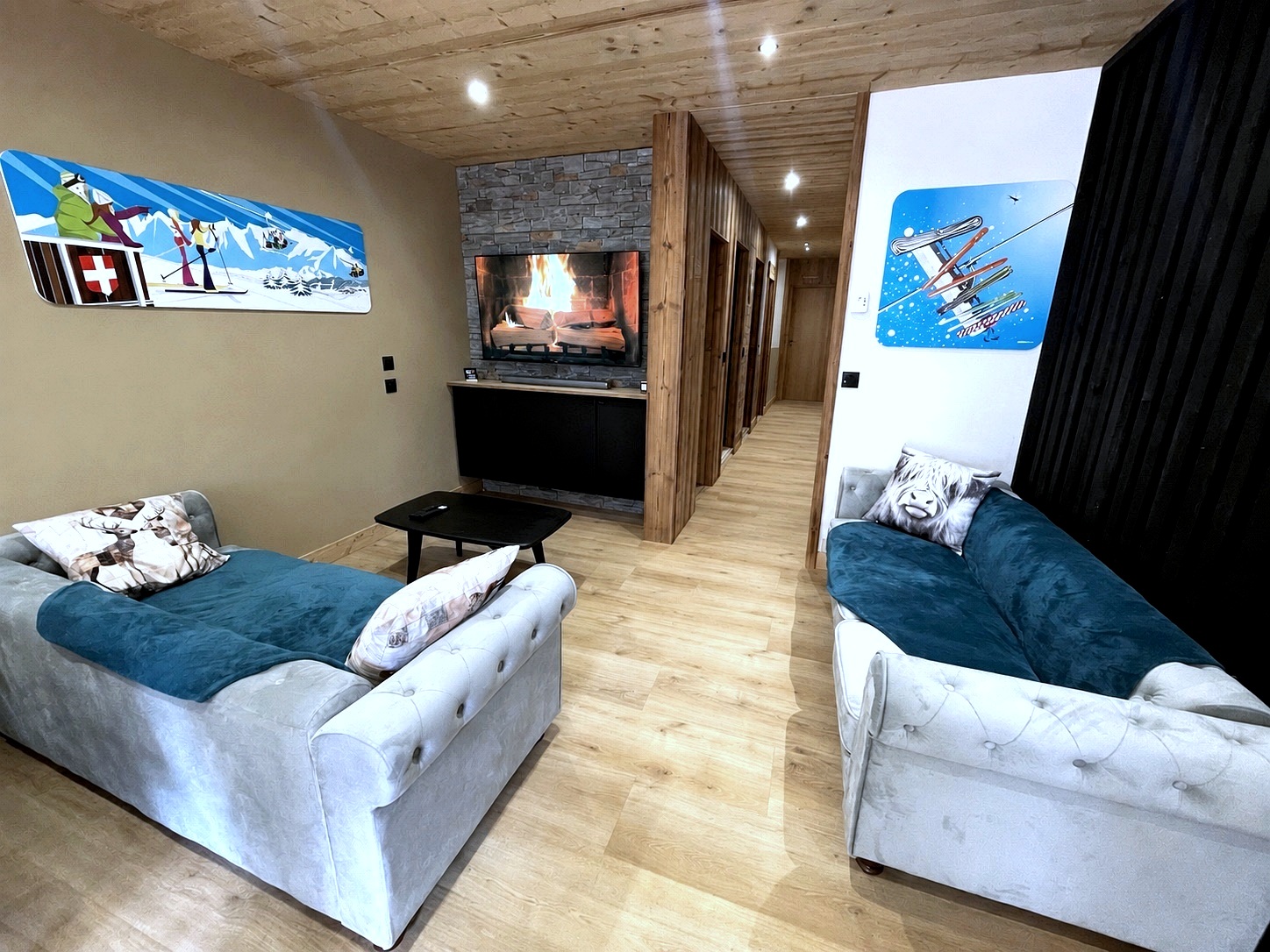 Salon avec cheminée du Cocon des Arves